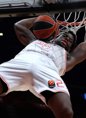 Oturu marca el pulso en Bolonia y Hapoel Tel Aviv se mantiene solo en lo más alto, 74-79
