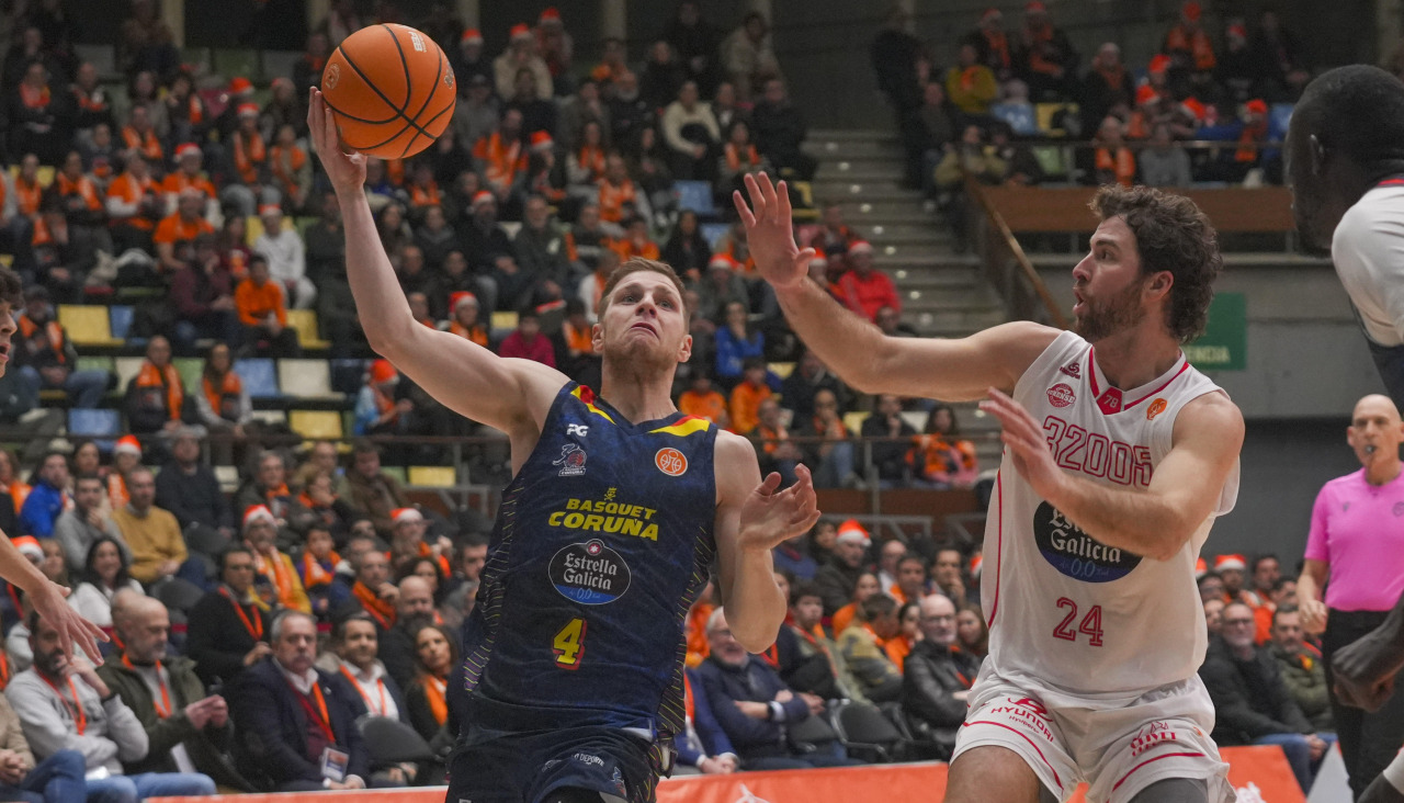 El Leyma Coruña resiste, ajusta y acaba mandando, 94-77