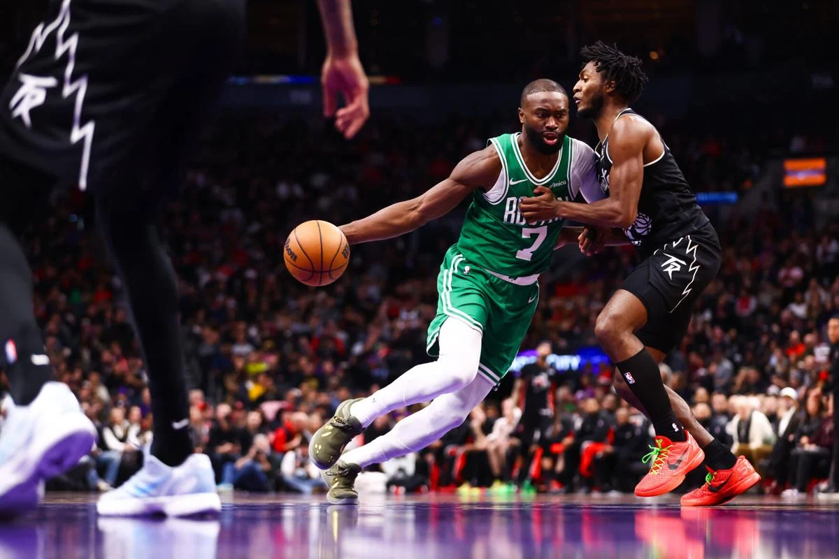 Boston sobrevive a su propio desplome y remata en Toronto con puntería desde el perímetro, 121-113