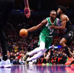 Boston sobrevive a su propio desplome y remata en Toronto con puntería desde el perímetro, 121-113