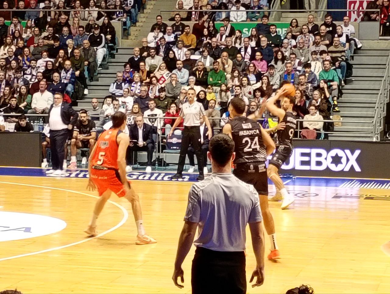 Monbus Obradoiro se impone en el partido del año y depende de si mismo para el ascenso directo (103-99)