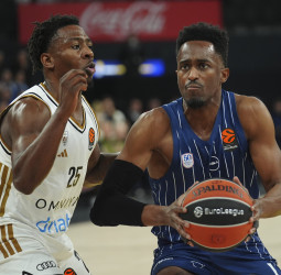 Wright impone su ley en Estambul y guía a Dubai a un triunfo de carácter, 76-80