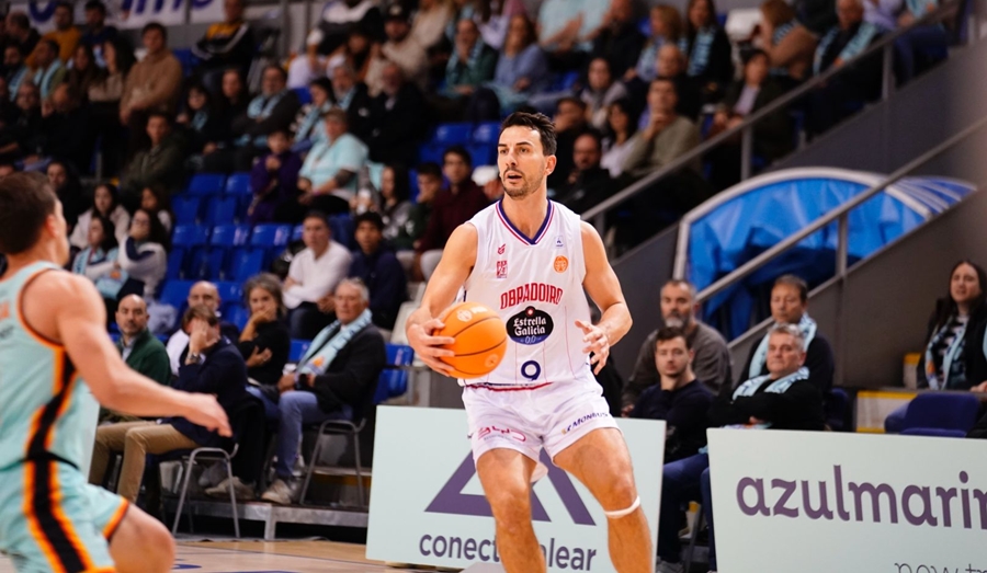 Un Monbus Obradoiro desatado firma la mayor paliza jamás vista en Primera FEB