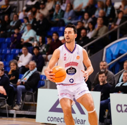Un Monbus Obradoiro desatado firma la mayor paliza jamás vista en Primera FEB