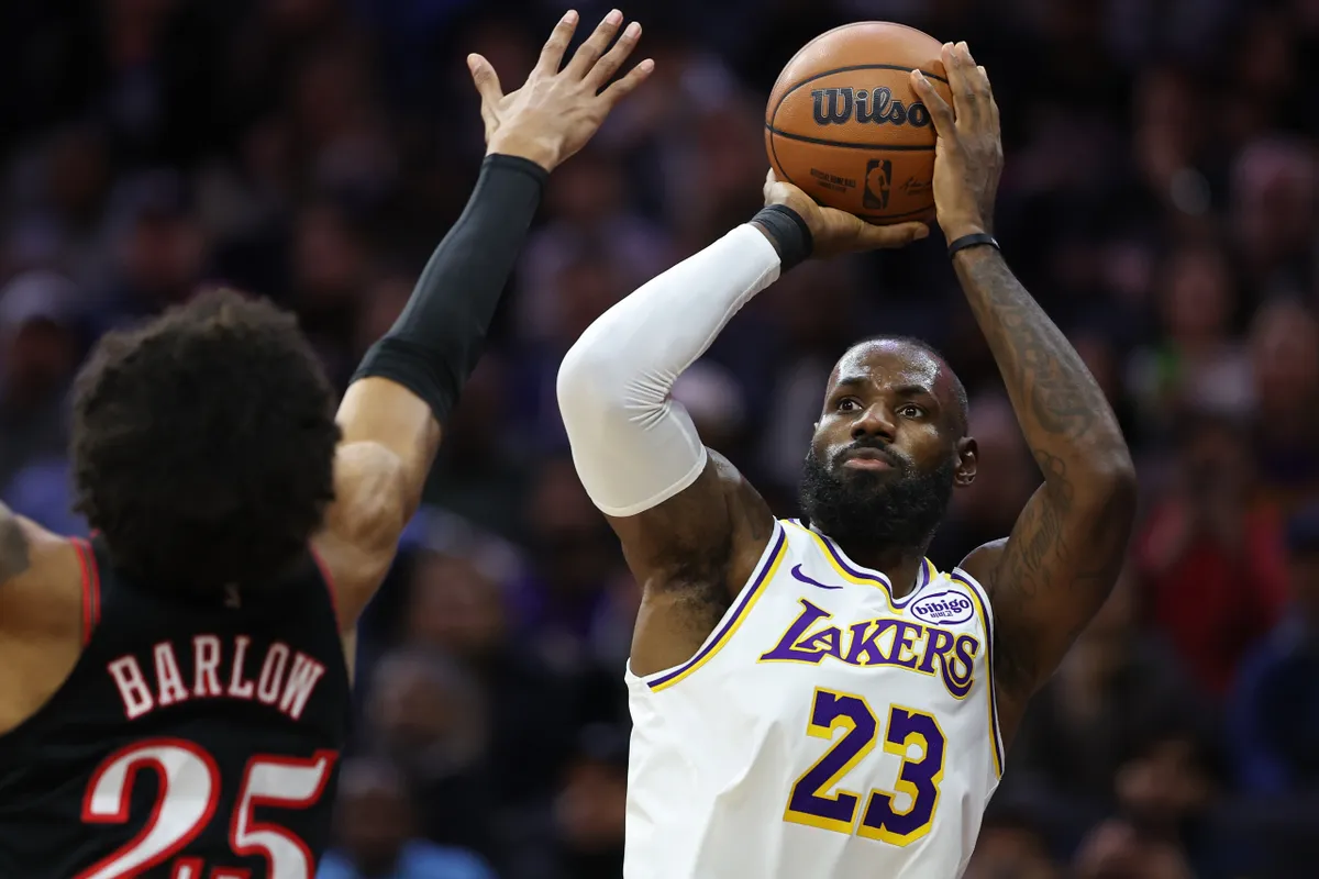 LeBron decide y Doncic firma un triple-doble: los Lakers sobreviven en Filadelfia, 112-108