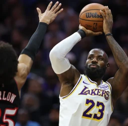 LeBron decide y Doncic firma un triple-doble: los Lakers sobreviven en Filadelfia, 112-108