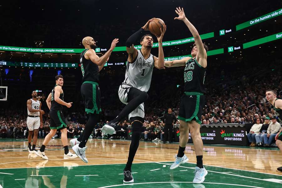 NBA: San Antonio Spurs resisten en Boston y se imponen a los Celtics con Wembanyama y Fox al mando (100-95)