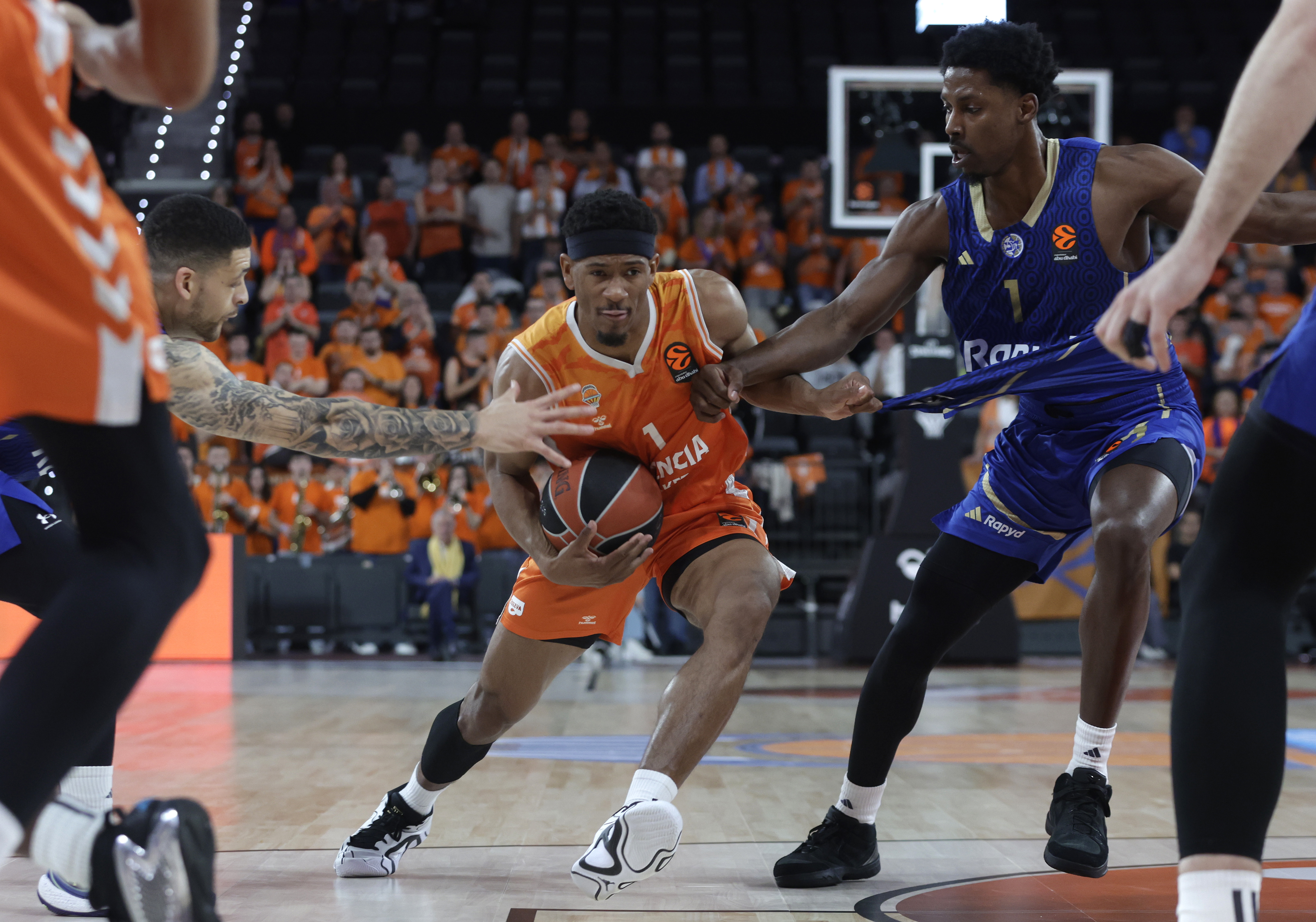 EuroLeague | Un Valencia Basket de menos a más remonta en el Roig Arena ante el Maccabi Tel Aviv (94-83)