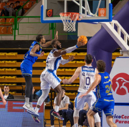 El Flexicar Fuenlabrada se lleva la victoria a domicilio con un descomunal Jonathan Kasibabu (69-72)