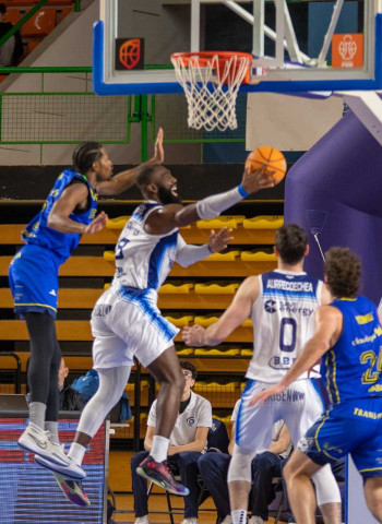 El Flexicar Fuenlabrada se lleva la victoria a domicilio con un descomunal Jonathan Kasibabu (69-72)
