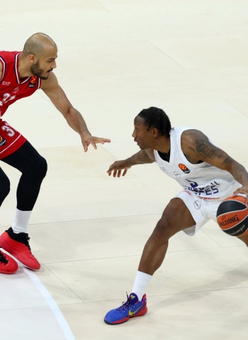Armoni Brooks eleva a Olimpia Milano y tumba a Anadolu Efes tras una remontada decisiva en la EuroLeague, 87-74