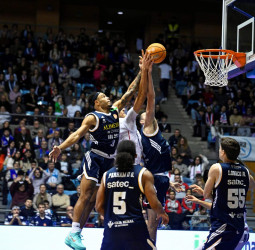 Primera FEB | El Monbus Obradoiro impone su ritmo ante Oviedo y abre la segunda vuelta con victoria (86-68)