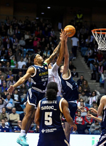 Primera FEB | El Monbus Obradoiro impone su ritmo ante Oviedo y abre la segunda vuelta con victoria (86-68)