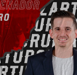 Arturo Ruiz toma la pizarra del Coviran Granada