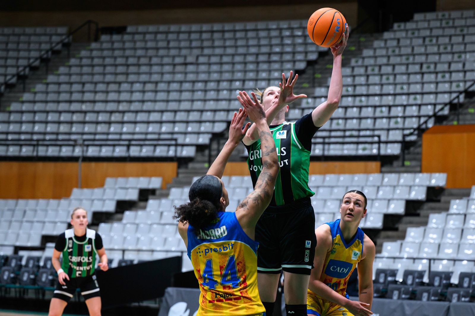 El Joventut se lleva el derbi catalán tras derrotar a Cadí La Seu en un emocionante encuentro (92-83)