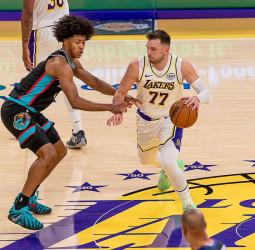 NBA: Luka Dončić lidera la remontada de Los Angeles Lakers ante Memphis Grizzlies (120-114)