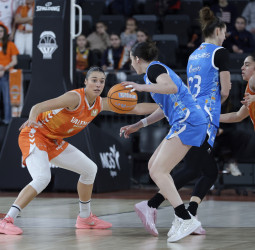 Valencia Basket vence holgadamente a Perfumerias Avenida en la vuelta de Raquel Carrera (81-54)