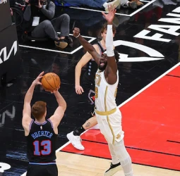 NBA | Kevin Huerter decide sobre la bocina y Chicago Bulls supera a Boston Celtics en la noche del homenaje a Derrick Rose, 111-114