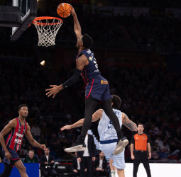 Forrest tira del tren baskonista ante la Penya (87-77)