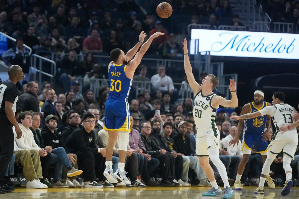 NBA: Stephen Curry y Jimmy Butler sostienen a los Warriors ante los Bucks en San Francisco, 113-120