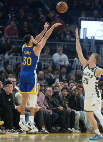NBA: Stephen Curry y Jimmy Butler sostienen a los Warriors ante los Bucks en San Francisco, 113-120