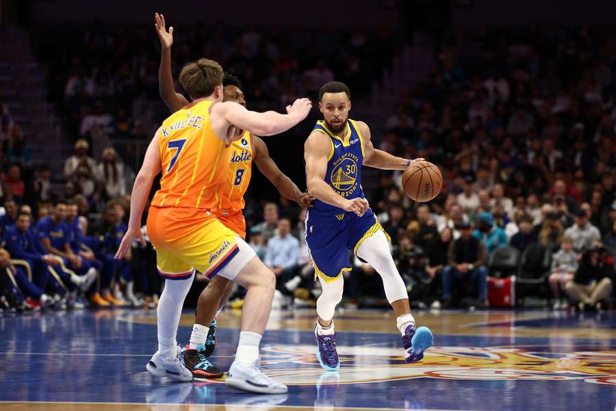NBA | Stephen Curry lidera a los Warriors en Charlotte y Golden State supera a los Hornets (132-125)