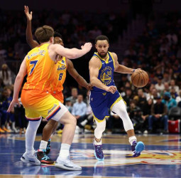 NBA | Stephen Curry lidera a los Warriors en Charlotte y Golden State supera a los Hornets (132-125)