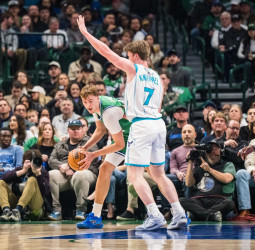 NBA | Maxey y Cooper Flagg lideran una jornada de finales apretados y exhibiciones individuales