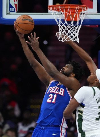 NBA | Embiid y Paul George impulsan a Philadelphia ante unos Bucks muy mermados, 122-139