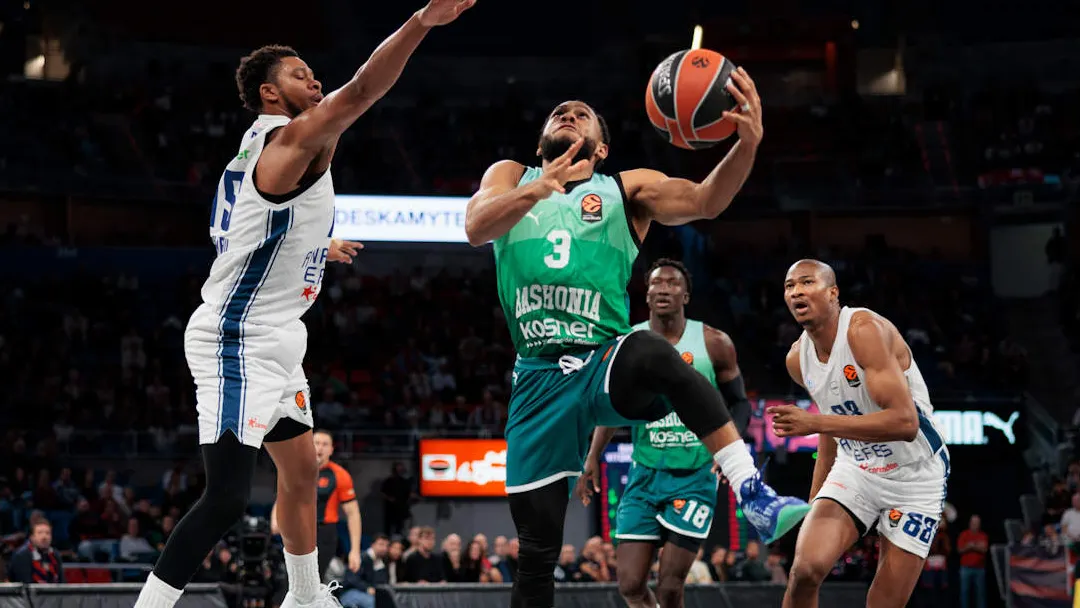 Efes y Baskonia, duelo de urgencias en Estambul para cortar dinámicas negativas