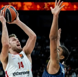 EuroLeague | Olympiacos frena la reacción de Anadolu Efes y prolonga su racha ganadora en Estambul, 68-74