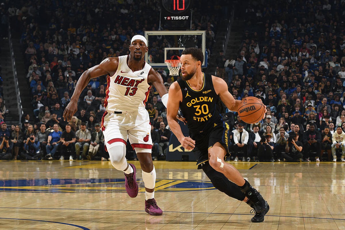 NBA: Jimmy Butler sufre una lesión en la rodilla derecha en la victoria de los Warriors ante Miami Heat (135-112)