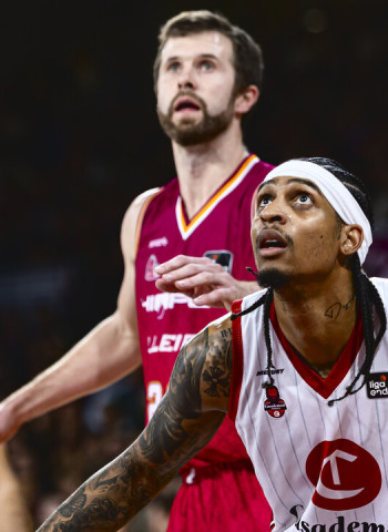 Casademont Zaragoza se apoya en la defensa para imponerse en Lleida (77-87)