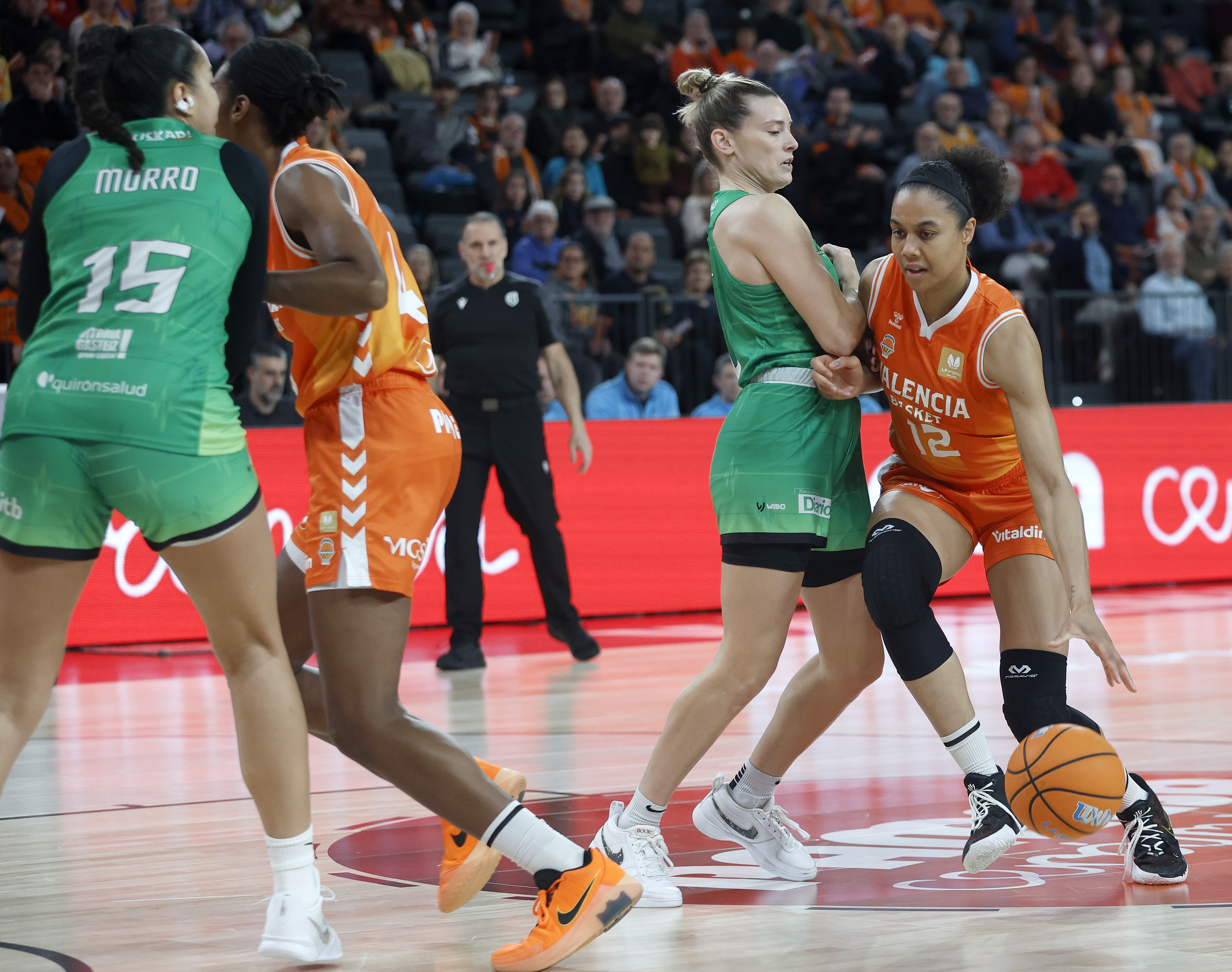 Un gran segundo tiempo de Valencia Basket acaba con Araski (90-61)