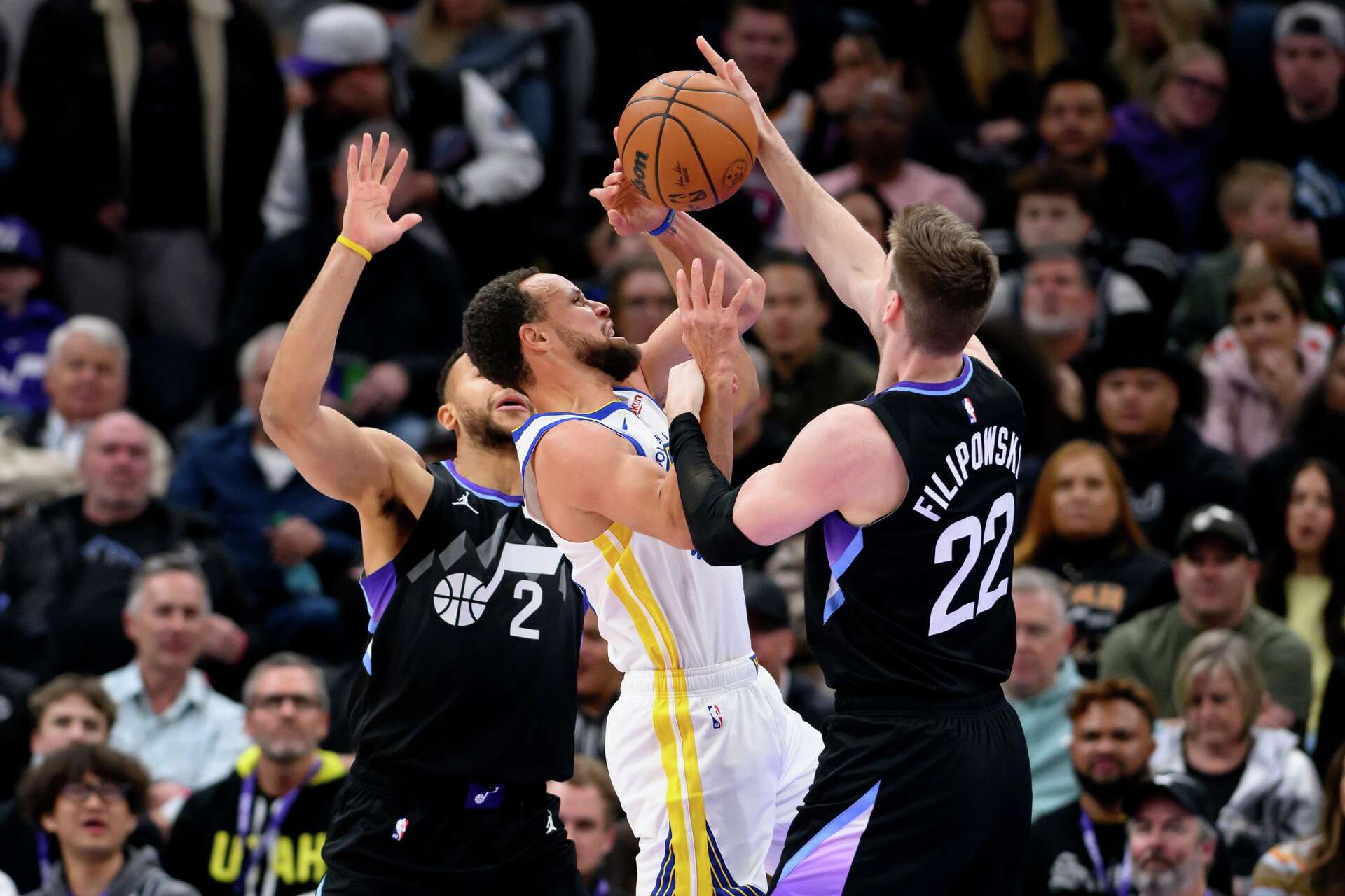 NBA | Golden State Warriors castigan a Utah Jazz desde el triple y firman una victoria contundente en Salt Lake City (140-124)
