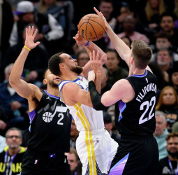 NBA | Golden State Warriors castigan a Utah Jazz desde el triple y firman una victoria contundente en Salt Lake City (140-124)