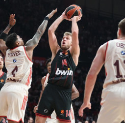 Sasha Vezenkov marca el pulso en El Pireo y Olympiacos frena la racha del Bayern en la EuroLeague, 95-80