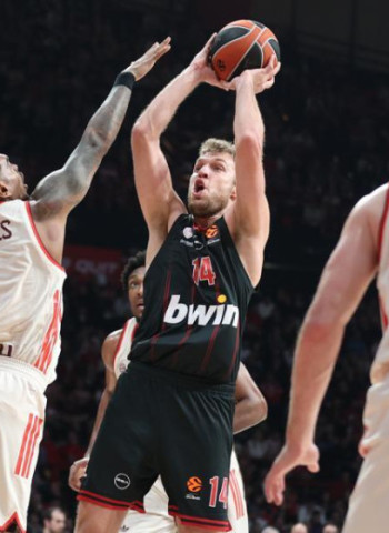 Sasha Vezenkov marca el pulso en El Pireo y Olympiacos frena la racha del Bayern en la EuroLeague, 95-80