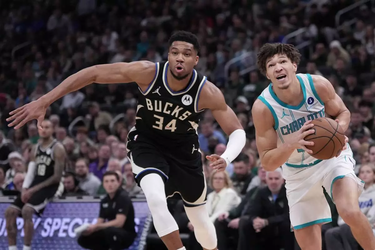 NBA | Giannis Antetokounmpo decide sobre la bocina y Milwaukee Bucks vence a Charlotte Hornets (122-121)