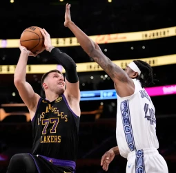 NBA | Luka Dončić y LeBron James lideran la remontada de Los Angeles Lakers ante Memphis Grizzlies (128-121)