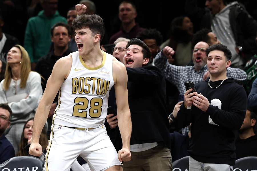 Hugo González emerge en el momento límite y mantiene con vida a Boston con un triple imposible