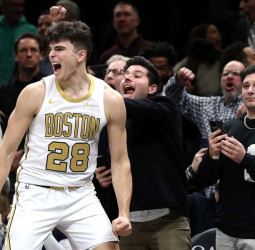 Hugo González emerge en el momento límite y mantiene con vida a Boston con un triple imposible