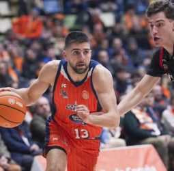 El Leyma Cotuña arrasa al Cantabria para reafirmar su dominio, 102-67