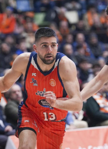 El Leyma Cotuña arrasa al Cantabria para reafirmar su dominio, 102-67