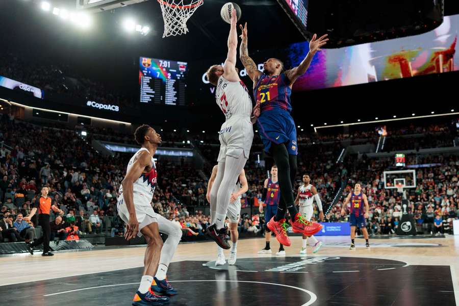 Baskonia remonta ante un FC Barcelona que se vino abajo en el último cuarto (67-70)