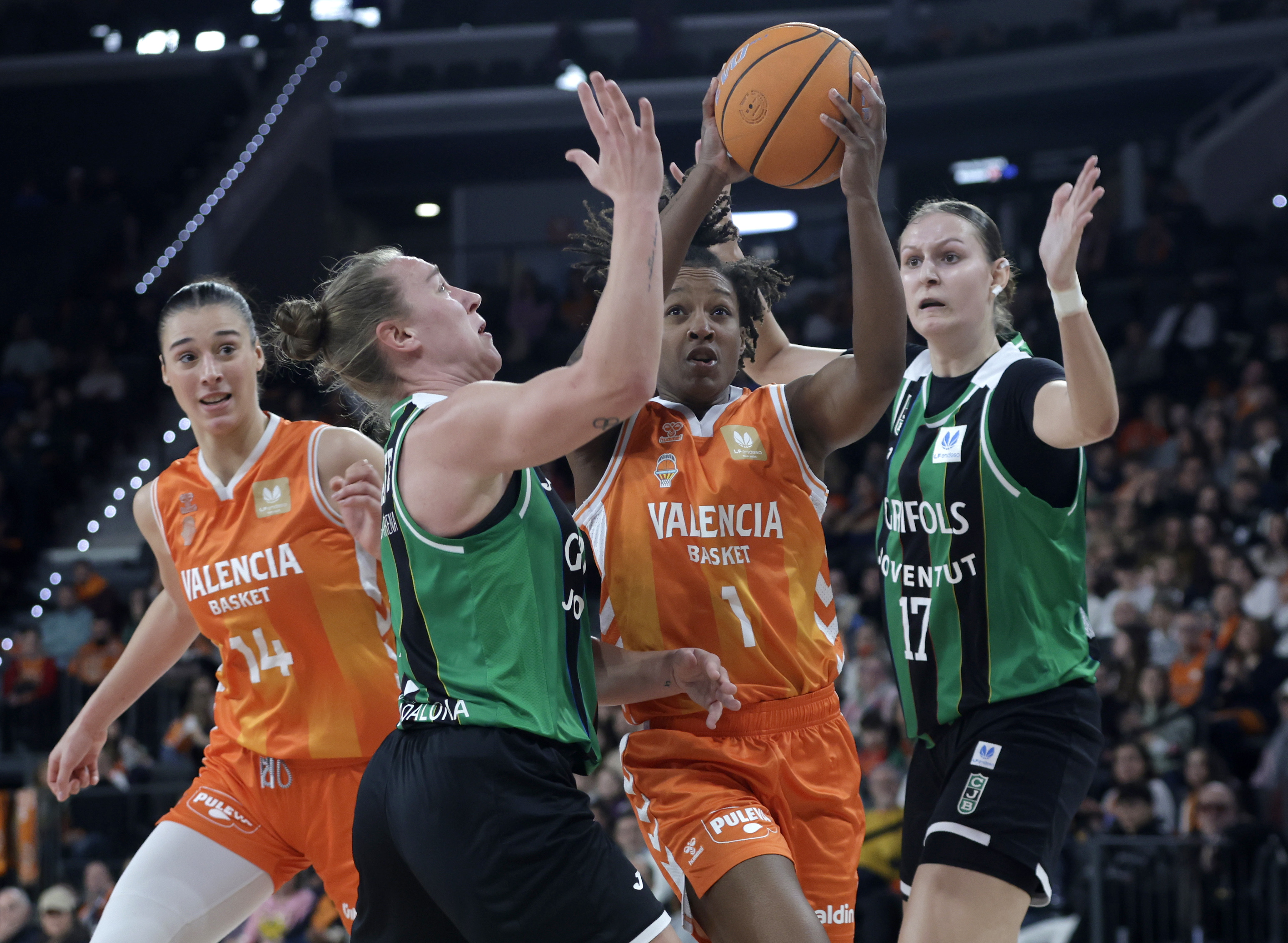 Valencia Basket vuelve a la senda de la victoria a base de triples ante Joventut (83-57)