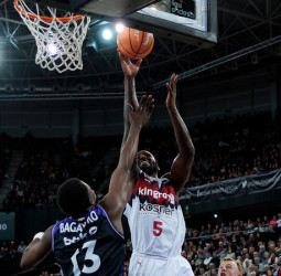 Omoruyi y Forrest decantan el derbi vasco para Kosner Baskonia (69-76)