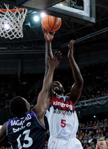 Omoruyi y Forrest decantan el derbi vasco para Kosner Baskonia (69-76)