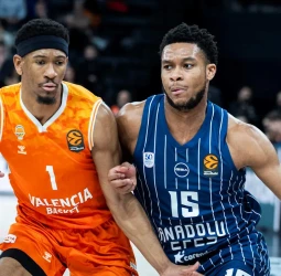 EuroLeague | Anadolu Efes arrolla al Valencia Basket desde el primer cuarto y rompe su mala racha (107-90)