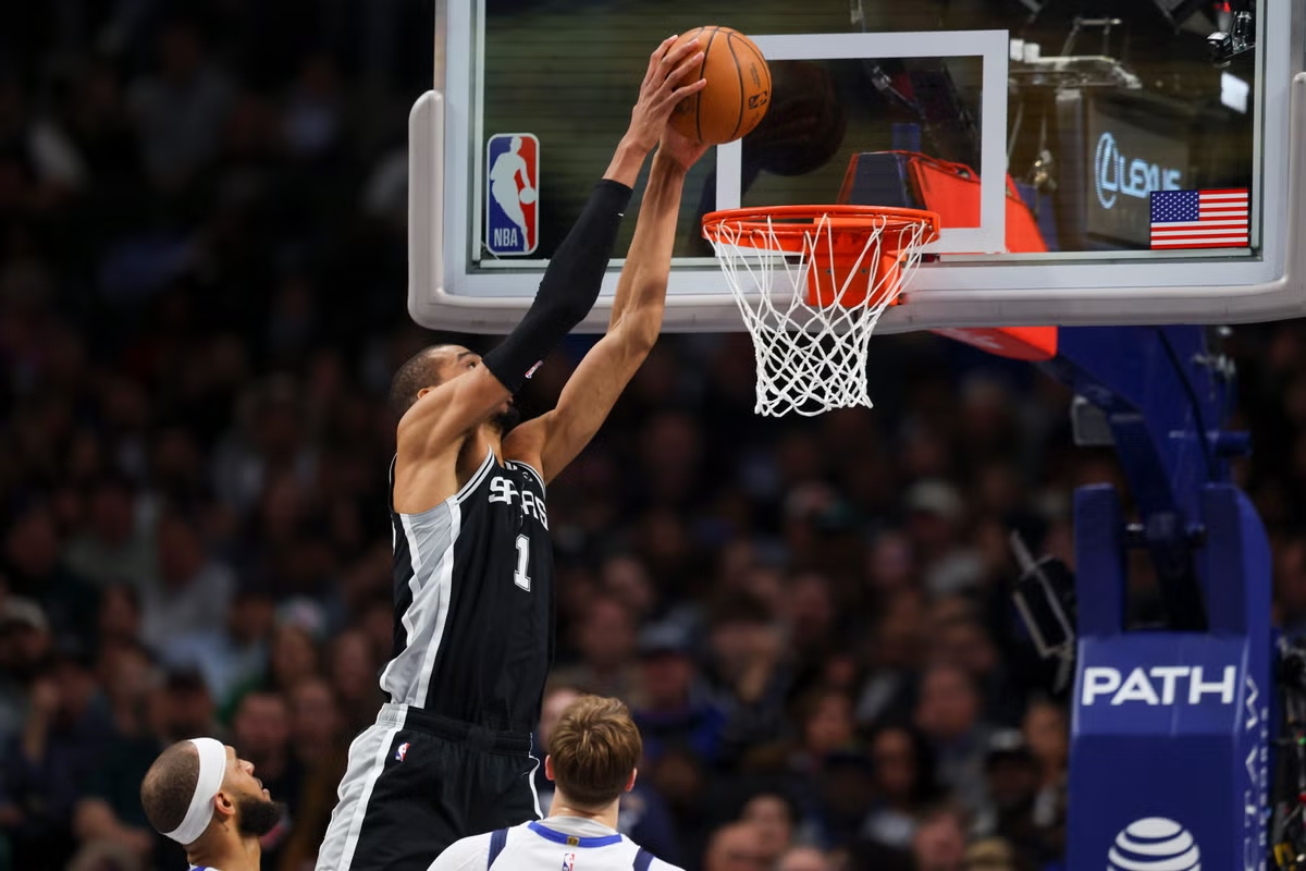 NBA: Victor Wembanyama lidera a los Spurs en Dallas y frena otra gran noche de Cooper Flagg (135-123)